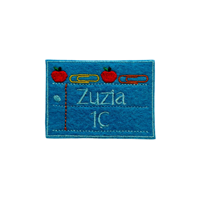 Naprasowanka z imieniem i klasą – haftowana etykieta szkolna