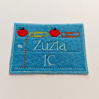 Naprasowanka z imieniem i klasą – haftowana etykieta szkolna