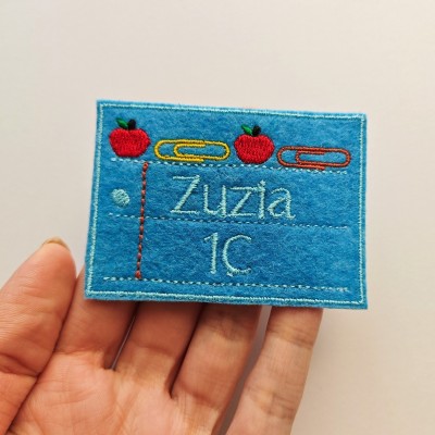 Naprasowanka z imieniem i klasą – haftowana etykieta szkolna