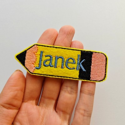 Naprasowanka z imieniem – ołówek haftowany dla dzieci